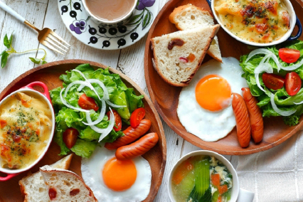 とろとろチーズのグラタンと焼きたてレーズンパンのワンプレートランチ1350円